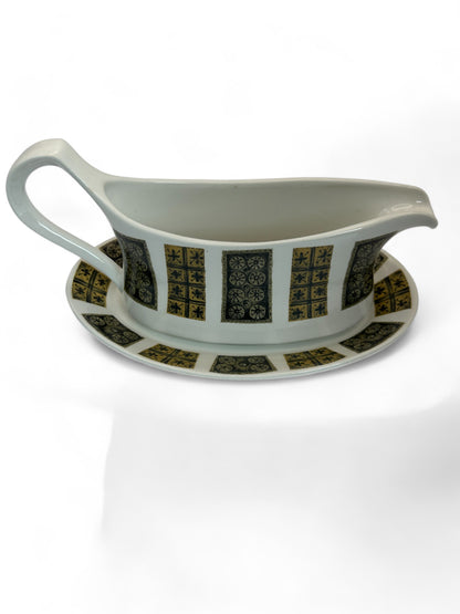 Complete your dining table with this elegant mid-century modern gravy boat and matching underplate.