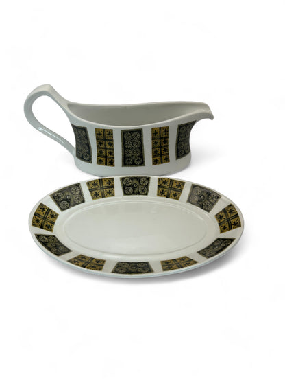 Complete your dining table with this elegant mid-century modern gravy boat and matching underplate.