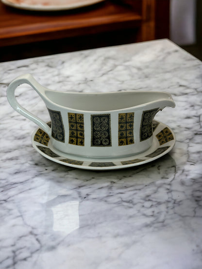 Complete your dining table with this elegant mid-century modern gravy boat and matching underplate.